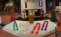 Choeur de la chapelle et couleurs des vêtements liturgique