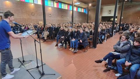 10. Les etudiants de premiere annee presentent leu