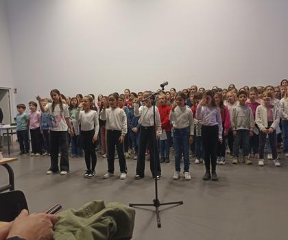 Chorale CM1-CM2 et Note d'Espérance chantent