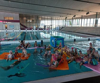 Premiers ploufs à Sourcéane : une belle aventure aquatique pour les élèves de maternelle
